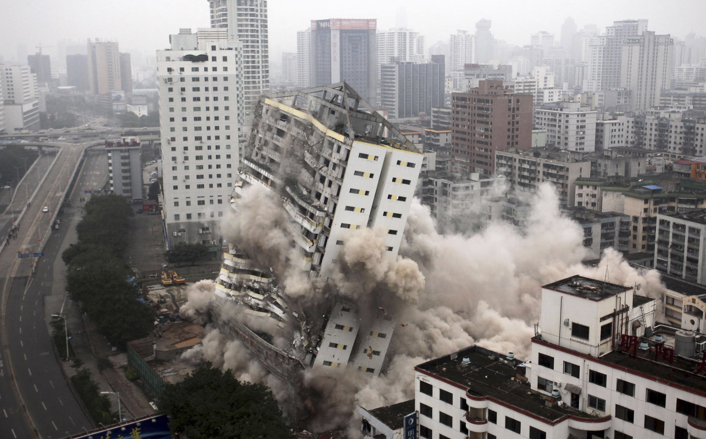 Снос зданий взрывом